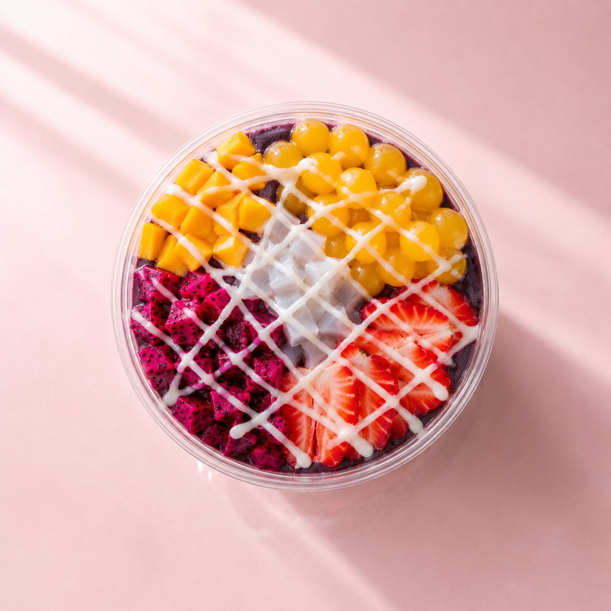 summer friday açaí bowl topdown — mango, drachenfrucht, erdbeere, coco cream bei tea99 darmstadt