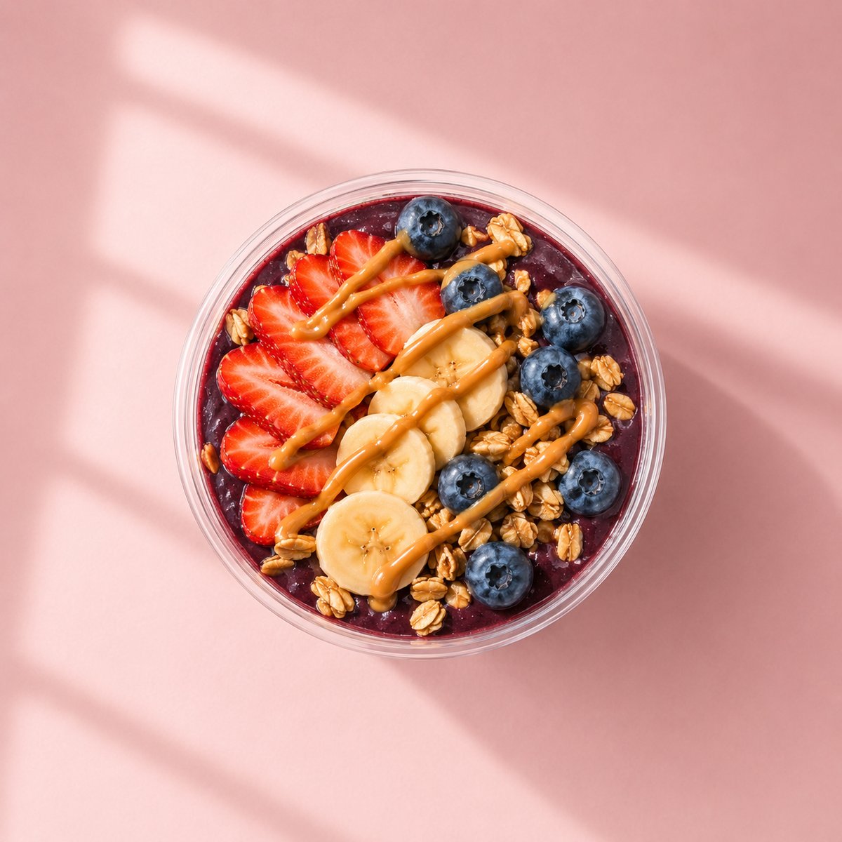 that girl classic açaí bowl topdown — peanut butter drizzle, erdbeere, banane, heidelbeere, granola bei tea99 darmstadt