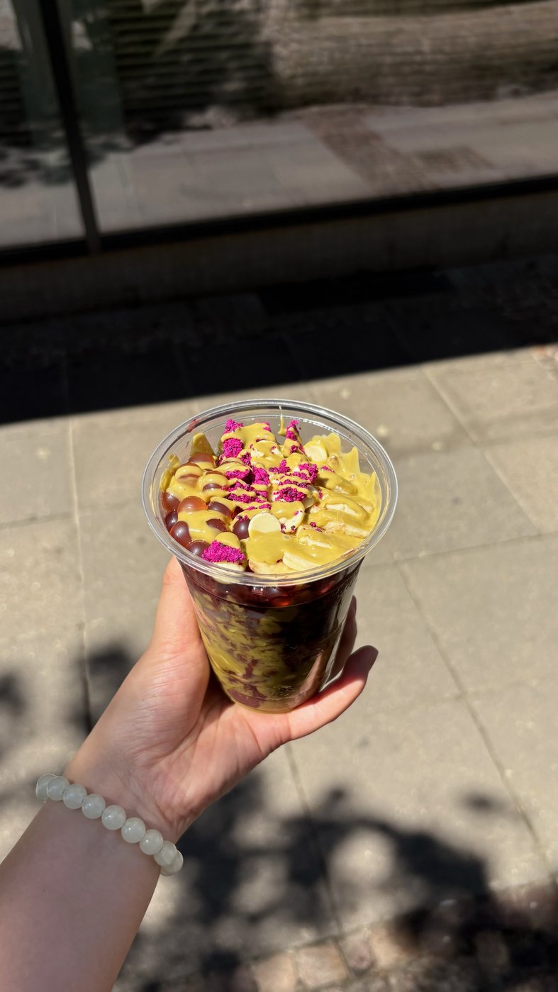 açaí bowl mit edible flowers signature bei tea99 darmstadt