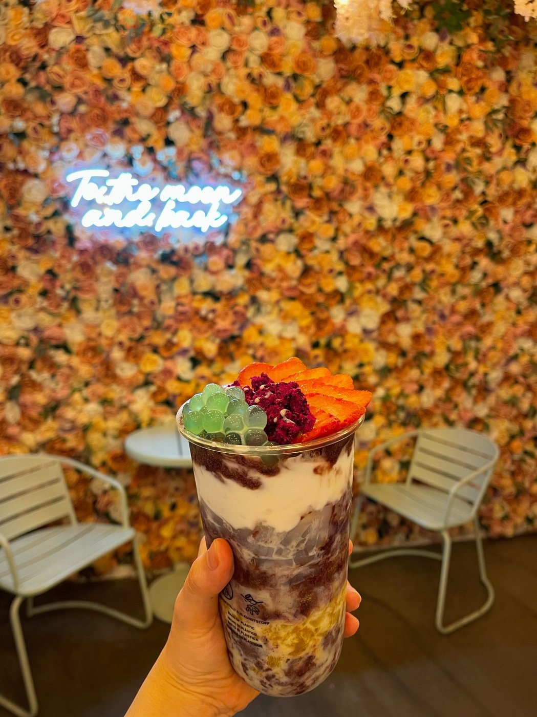 edible flowers signature bowl mit neon sign bei tea99 darmstadt